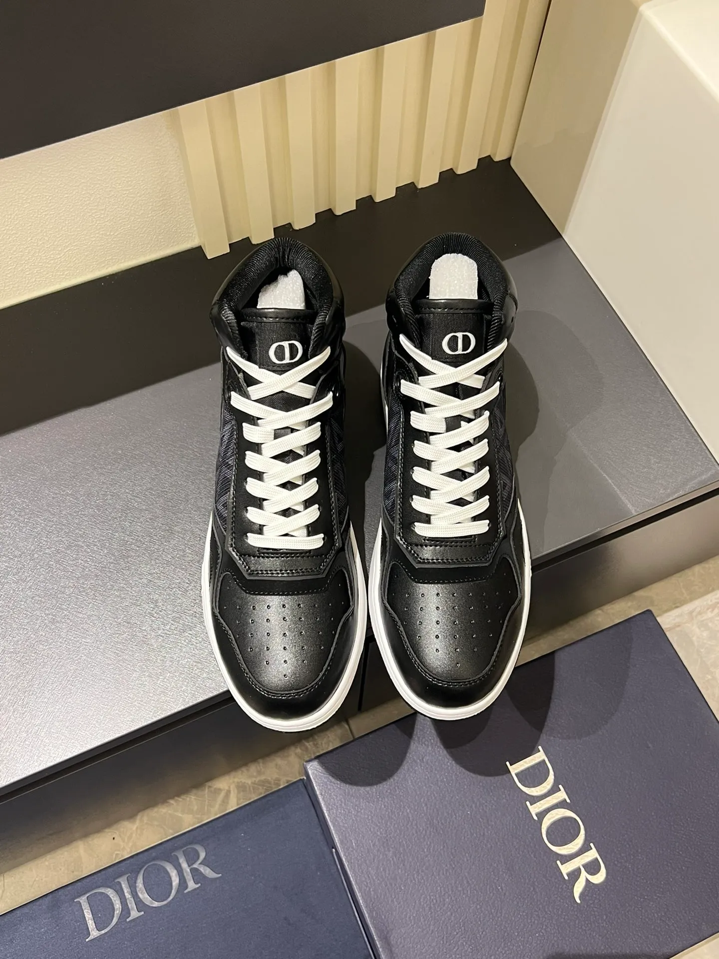 Men's shoes 💰p460 "Dio*" mid-top B27 casual sneakers. This B27 high-top sneaker is a new product in the series and continues Di*r's classic style. Crafted from gray and white smooth calf leather with beige and black Oblique print panels on the sides. The "CD Icon" shaped shoelace eyelets are clever and delicate, and the two-color rubber sole, rear collar and heel are all equipped with the brand's iconic details to enhance the style. Oblique printed straps at the ankle allow for an adjustable fit to complement the overall design. Fashionable and versatile, it can complement any look. Create an exquisite design with unique dynamic vitality and modern atmosphere, presented in low-top and high-top styles. This new must-have shoe adds a new dimension to Dior's archive heritage, embodying modern elegance. Purchase the original version and make it 1:1. If you need top quality, please come to me! Male 38-44!